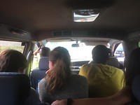 Sardientjes in een auto.