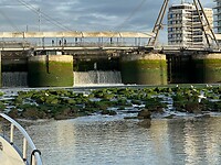 Water dat de haven in stroomt