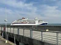 Vertrek cruiseschip naast onze haven
