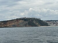 Rotsen bij de ingang van de haven van Nazaré