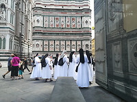 De nonnen klaar voor een rondleiding door de Duomo