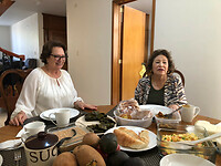 Mama Angelita met zus