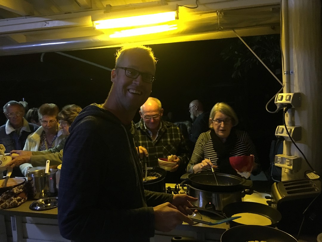 Oostkust - Burnett Heads, pannenkoeken bakken met fans