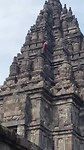 Prabaman tempels met onderhoud op grote hoogte.