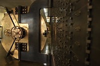 Kluisdeur en muur van oude stempels