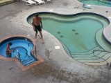 links het koude dompelbad en rechts het warmste bad van 40 graden