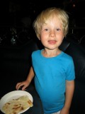 Mmmm... een pannenkoek voor Matthijs