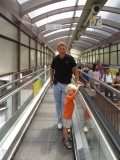 Op de roltrappen