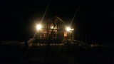 Onze logcabin by night