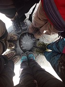 Alle voeten op de schelp op het plein van Santiago de Compostela.
