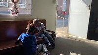 Samen wachten voor de rechtbankprocedure!
