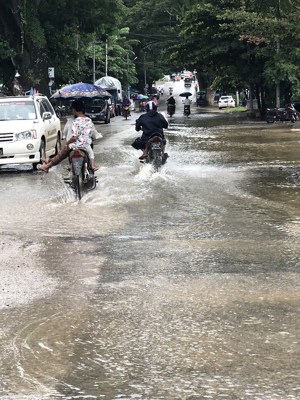 Flooth in the street