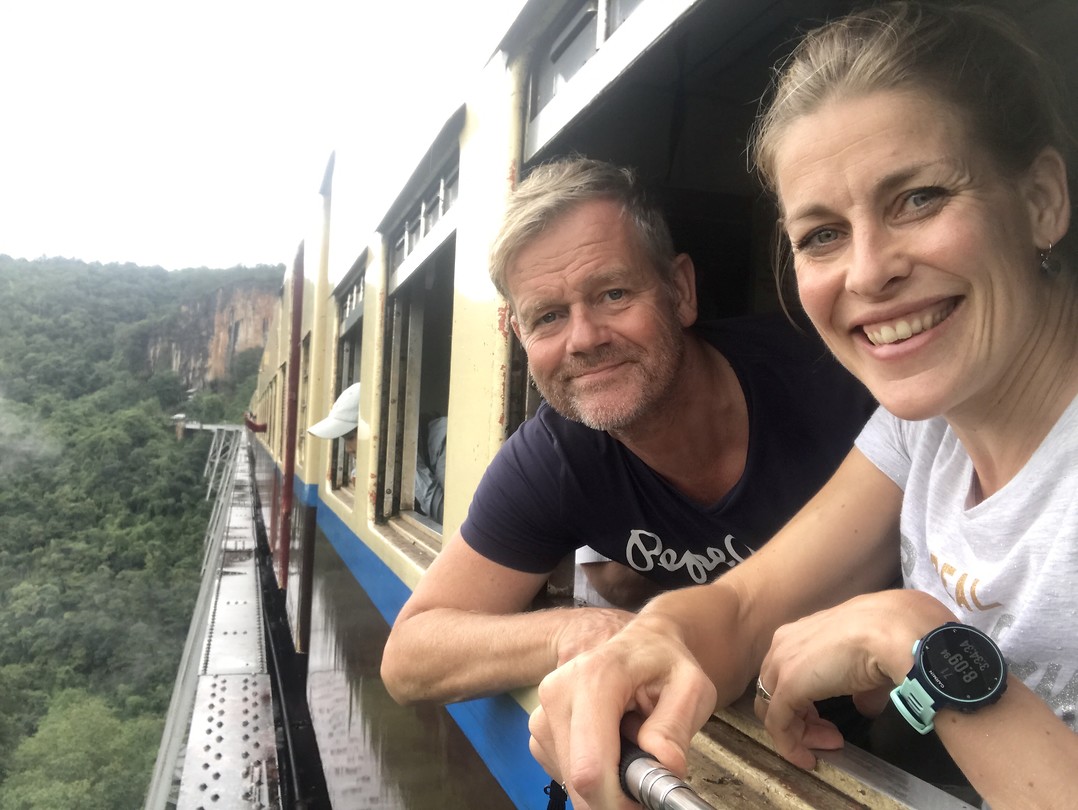 in de trein boven het viaduct