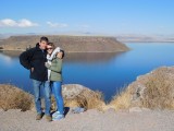 Sjak en Sabien bij het meer in Sillustani
