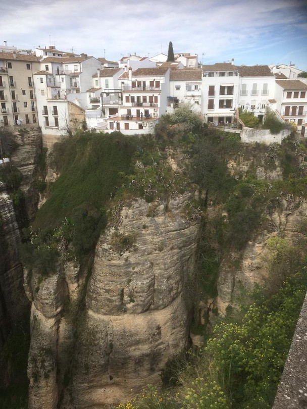 Huizen gebouwd op de rotsen van de kloof Foto Reisblog Henk en Ria