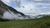 wolken draaien om de berg heen