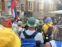 Met z’n allen op het plein de finish kijken