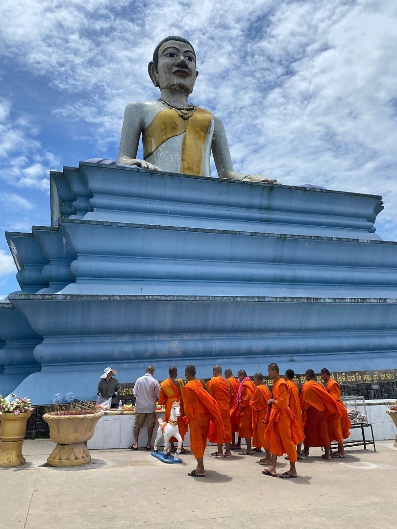 Buddha op de top van de berg
