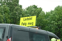 “Begeleidingswagen ... Volg mij” at road works