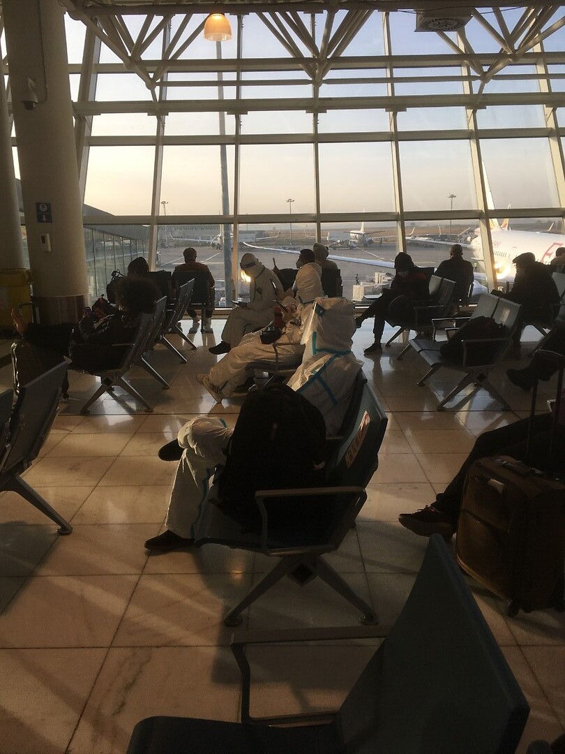 Japanners in hun anti covid maanpakje. Luchthaven in Addis Abeba