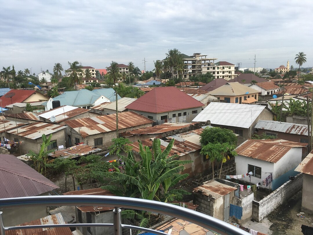Uitzicht vanaf het hotelbalkon in Dar es Salaam