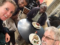 Ontbijt in Kondoa. Kippensoep met poot en chapati brood