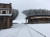 Recht vooruit de skipiste
