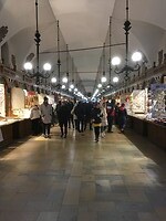 Een lange doorloophal met allemaal souvenirtentjes aan de zijkanten