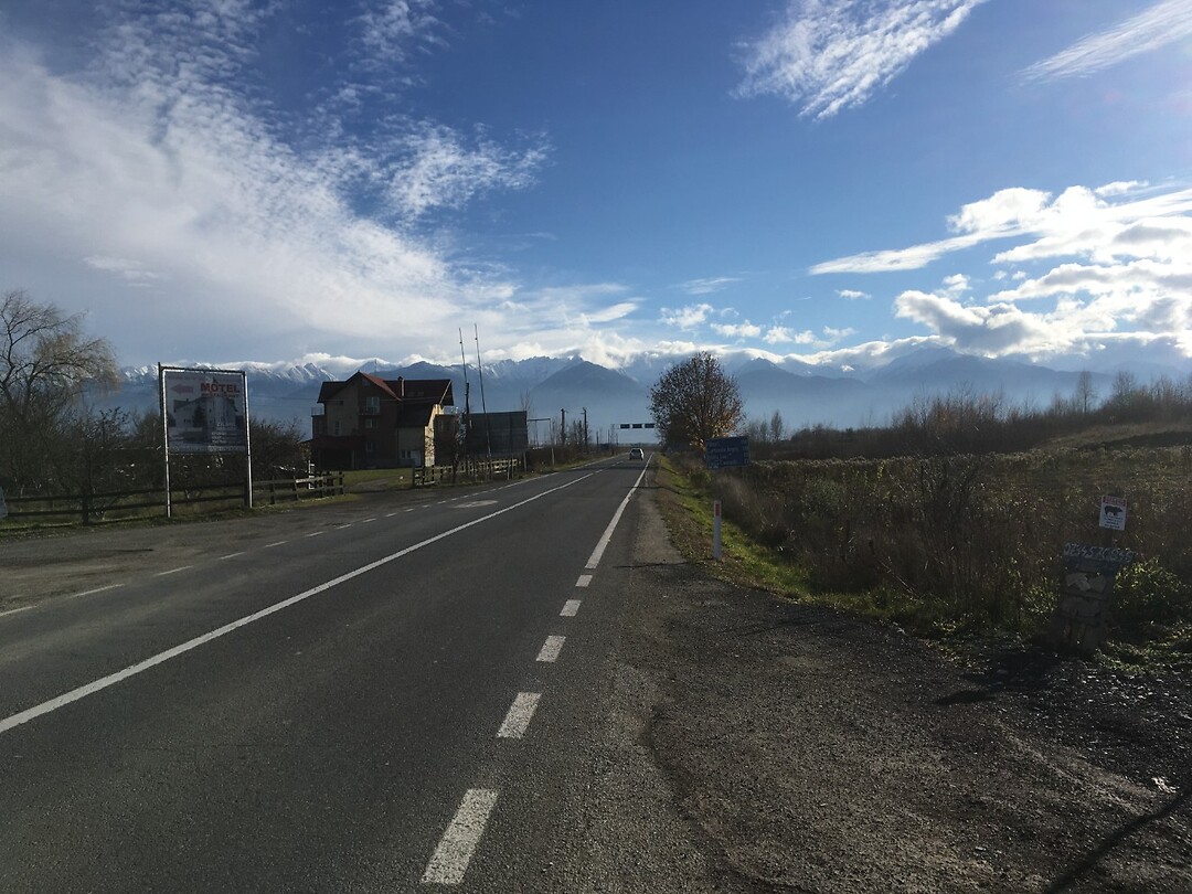 De afslag DN7C. Het begin van de Transfăgărășan route.