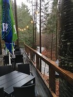 Het outdoor eetgedeelte van het boomhutten restaurant
