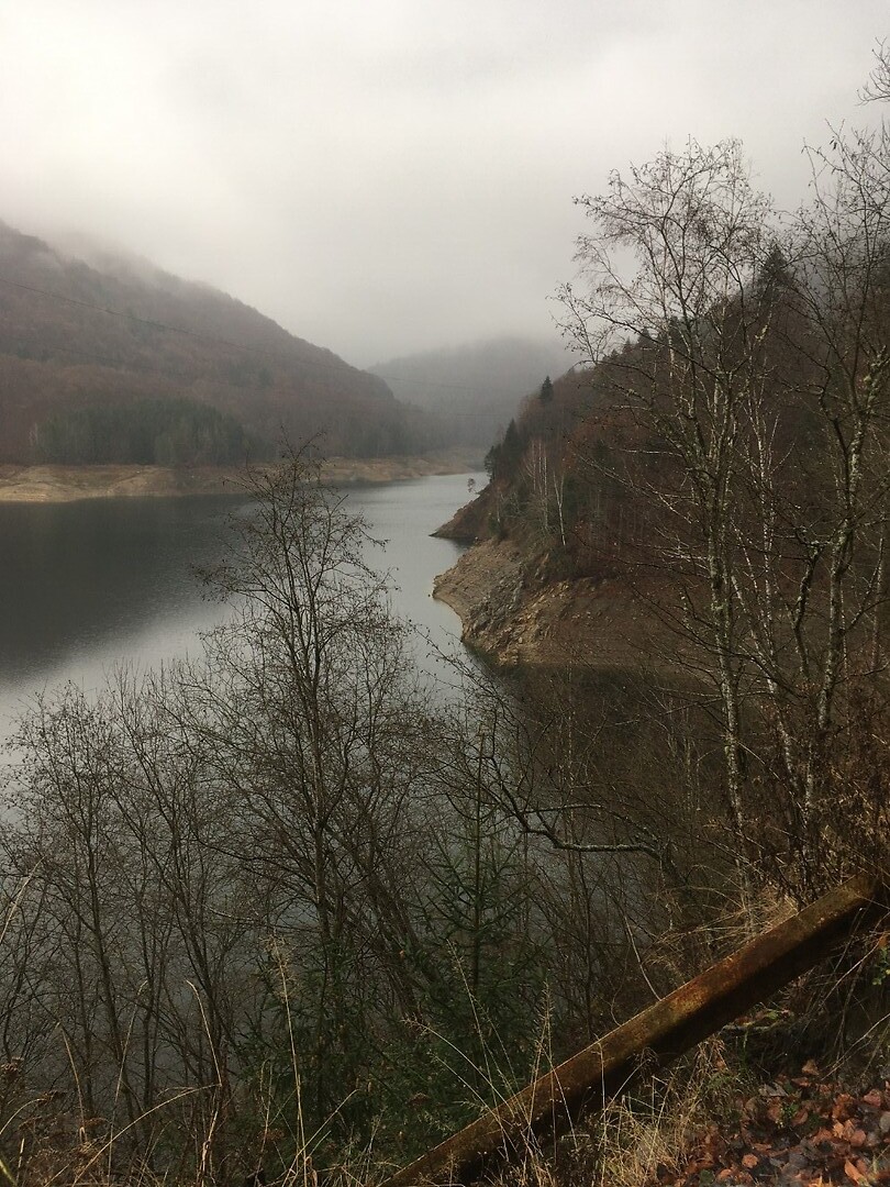 Een stuwmeer op de Transfăgărășan route