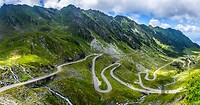 Transfăgărășan vallei met de krullende weg.