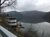 Veel bootjes en vissershuisjes langs de rivier de Drina