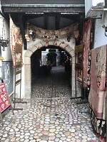 Zomaar een poortje naar ergens in de oude stad van Sarajevo