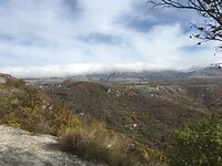 Laag hangende wolken over de bergrug