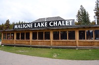 Het oorspronkelijk gastenverblijf aan het Lake Maligne voor de eerste toeristen begin jaren 1900