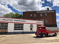 De truck, het hotel en de garage