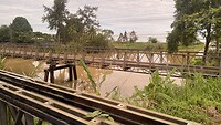Bruine brug over bruin water