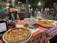 Pizza en salade op Piazza Bra