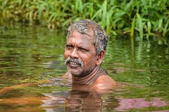 Backwaters Kerala - man wast zich in de rivier