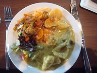 kip curry, salade en aardappelen met gehakt