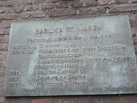 Buiten de basiliek