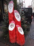 kerstmannen uit boomstammen