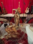 Marie bewaakt het lekkers op tafel