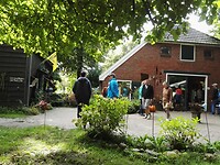 Orvelte bij oude vrachtauto's museum