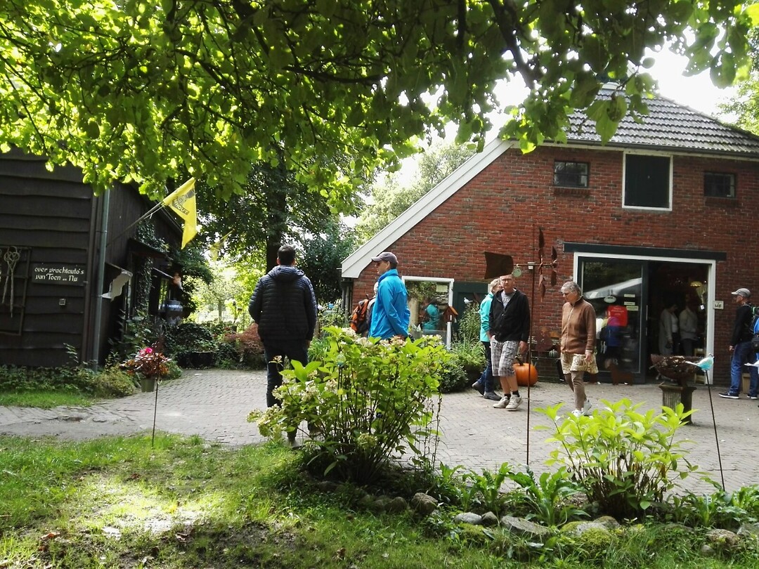 Orvelte bij oude vrachtauto's museum