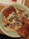 twee schnitzels met champignons en roomsaus