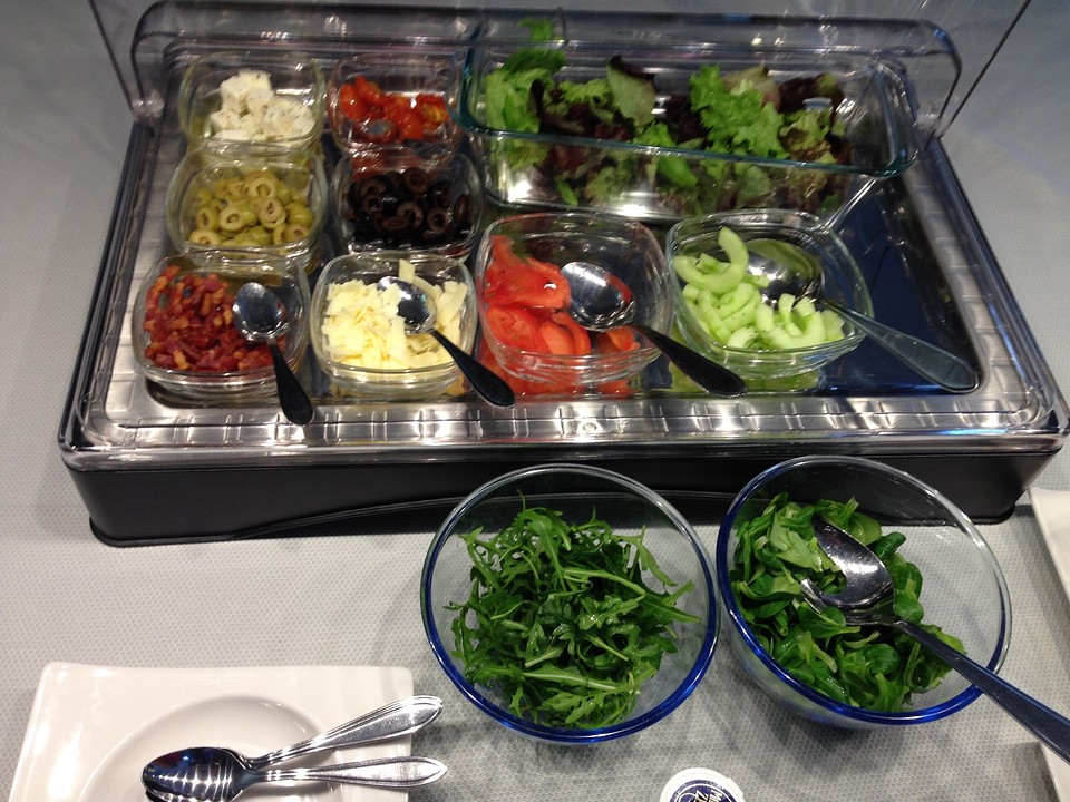 Het saladebuffet voor twee personen