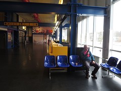 De veiligste luchthaven van Europa. Een lege vertrekhal.