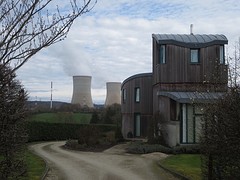 De kerncentrale van Tihange met een zeer modern huis op de voorgrond